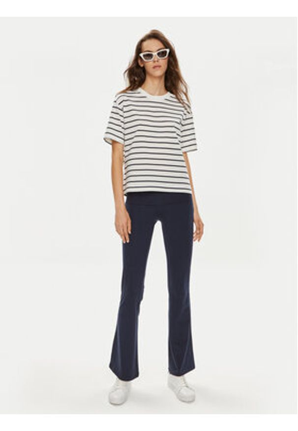 Gina Tricot T-Shirt 23352 Biały Relaxed Fit. Kolor: biały. Materiał: bawełna