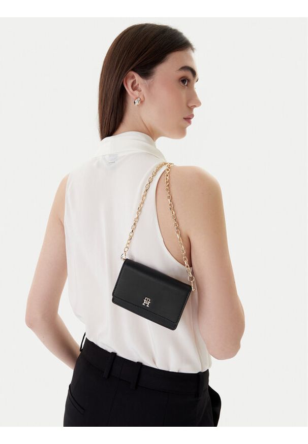 TOMMY HILFIGER - Tommy Hilfiger Torebka Th Icon Card Holder W/Chain AW0AW18248 Czarny. Kolor: czarny. Materiał: skórzane