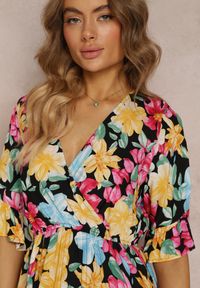 Renee - Czarno-Żółta Rozkloszowana Sukienka Mini z Kopertową Górą i Gumką w Talii z Wiskozy Elidi. Okazja: na co dzień. Typ kołnierza: dekolt w serek. Kolor: żółty. Wzór: aplikacja, kwiaty, nadruk. Typ sukienki: kopertowe. Materiał: wiskoza. Sezon: lato, wiosna. Styl: elegancki, casual. Długość: mini