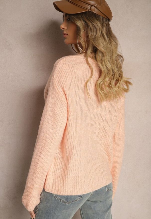 Renee - Jasnoróżowy Sweter w Klasycznym Stylu z Trójkątnym Dekoltem Omelisa. Okazja: na co dzień, do pracy. Kolor: różowy. Materiał: jeans. Styl: klasyczny