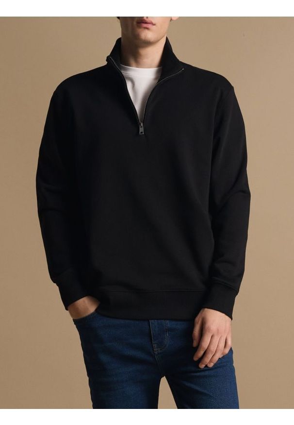 Reserved - Bluza ze stójką - czarny. Typ kołnierza: kołnierzyk stójkowy. Kolor: czarny. Materiał: bawełna, dzianina