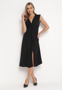 Born2be - Czarna Sukienka Midi z Ozdobnym Węzłem przy Dekolcie i Rozcięciem Sastama. Kolor: czarny. Długość: midi #1