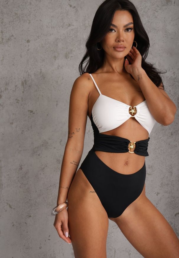 Renee - Biało-Czarny Jednoczęściowy Strój Kąpielowy Na Cienkich Ramiączkach ze Złotymi Ozdobami i Wycięciami Nonanoe. Kolekcja: plus size. Kolor: biały. Materiał: jeans. Wzór: aplikacja