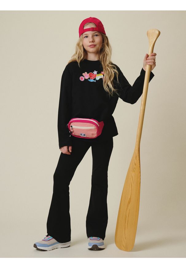 4f - 4F Longsleeve loose z nadrukiem dziewczęcy - czarny 122/128 (6-8 lat). Okazja: na co dzień, na uczelnię. Kolor: czarny. Materiał: dzianina, bawełna, skóra. Długość rękawa: długi rękaw. Wzór: nadruk. Sezon: lato. Styl: casual