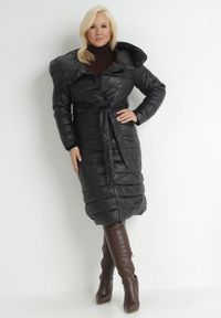 Born2be - Czarna Kurtka Płaszcz z Szerokim Kołnierzem i Kapturem Wiązana w Pasie Feku. Kolor: czarny. Materiał: materiał. Długość: długie. Sezon: zima. Styl: klasyczny, elegancki #7