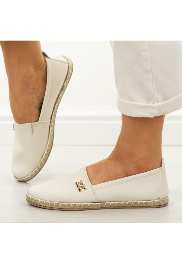 POTOCKI - Beżowe lico espadryle damskie, półbuty Potocki 16374. Okazja: na co dzień. Nosek buta: okrągły. Kolor: beżowy. Szerokość cholewki: normalna. Wzór: aplikacja. Materiał: skóra. Sezon: wiosna, lato, jesień. Obcas: na płaskiej podeszwie. Styl: wakacyjny, casual, klasyczny, elegancki