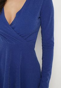 Born2be - Granatowa Rozkloszowana Sukienka z Dekoltem w Serek i Rozcięciem Zdobiona Metaliczną Nicią Emilandra. Typ kołnierza: dekolt w serek. Kolor: niebieski. Materiał: zamsz, materiał. Długość rękawa: długi rękaw. Wzór: aplikacja. Typ sukienki: kopertowe, rozkloszowane. Styl: wizytowy, klasyczny, elegancki #6