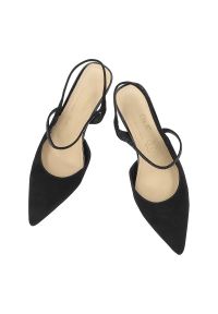 Czółenka damskie S.Barski, cholewka ze skóry naturalnej zamszowej elegancki fason slingback na stabilnym obcasie, czarne, CR61-3048. Okazja: do pracy, na spotkanie biznesowe. Nosek buta: szpiczasty. Zapięcie: pasek. Kolor: czarny. Szerokość cholewki: normalna. Wzór: paski, aplikacja. Materiał: skóra, zamsz. Obcas: na obcasie. Styl: elegancki. Wysokość obcasa: średni #5