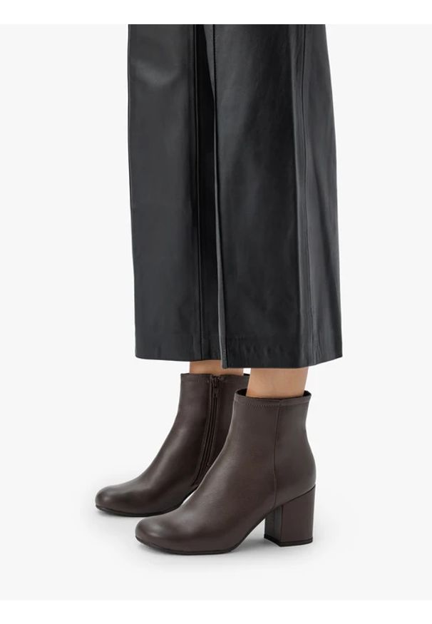 Ryłko - Czekoladowe botki na słupku. Zapięcie: zamek. Kolor: brązowy. Szerokość cholewki: normalna. Wzór: gładki. Wysokość cholewki: za kostkę. Materiał: skóra. Obcas: na słupku. Styl: elegancki, street. Wysokość obcasa: średni
