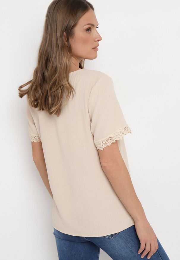 Born2be - Beżowa Bluzka z Siateczkowymi Wstawkami o Luźnym Fasonie Sylvina. Okazja: na co dzień. Kolor: beżowy. Styl: casual