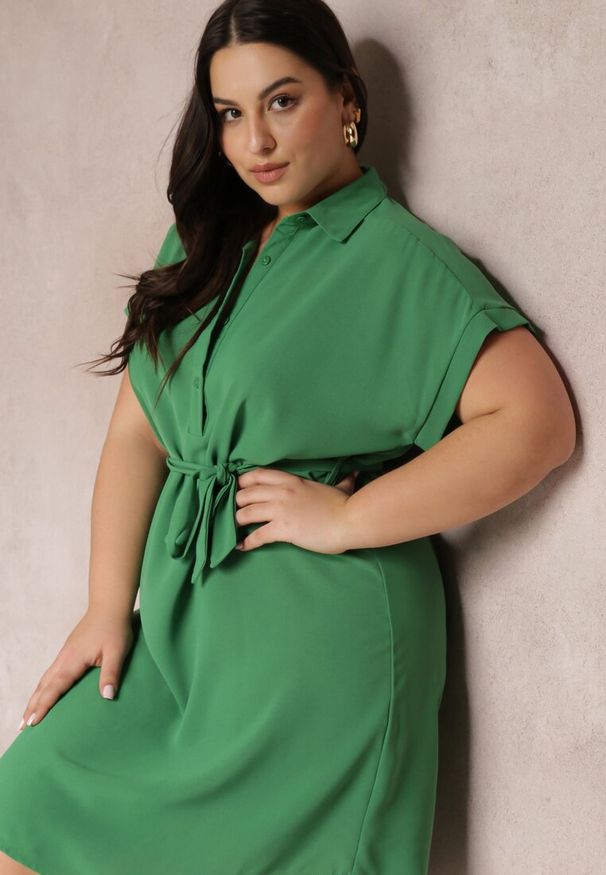 Renee - Zielona Sukienka Koszulowa Wiązana w Pasie z Krótkimi Rękawami Wellwood. Kolekcja: plus size. Kolor: zielony. Materiał: tkanina. Długość rękawa: krótki rękaw. Wzór: gładki. Sezon: lato, wiosna. Typ sukienki: koszulowe. Długość: mini, midi