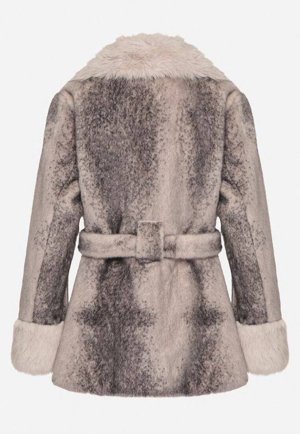Born2be - Beżowa Kurtka Futerko z Wiązanym Paskiem Ozdobnymi Mankietami i Kołnierzem Coellame. Okazja: na co dzień. Kolor: beżowy. Materiał: futro. Styl: elegancki, casual, klasyczny