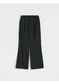 Reserved - Spodnie z kieszeniami cargo - czarny. Kolor: czarny. Materiał: wiskoza, tkanina. Wzór: gładki