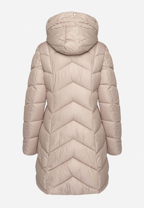 Born2be - Beżowa Pikowana Kurtka o Taliowanym Kroju z Kapturem i Futrzaną Podszewką Emithalla. Okazja: na co dzień. Typ kołnierza: kaptur. Kolor: beżowy. Materiał: futro. Długość rękawa: długi rękaw. Długość: długie. Styl: casual, elegancki, klasyczny