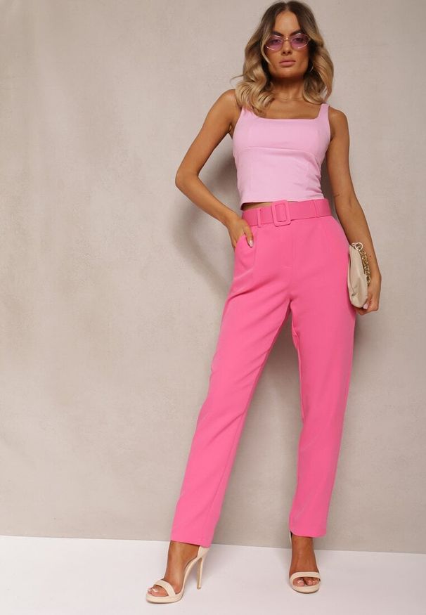 Renee - Różowe Spodnie Garniturowe High Waist z Paskiem Wenus. Okazja: na spotkanie biznesowe, na co dzień. Stan: podwyższony. Kolor: różowy. Materiał: tkanina, materiał. Wzór: jednolity, gładki. Styl: casual, elegancki, biznesowy