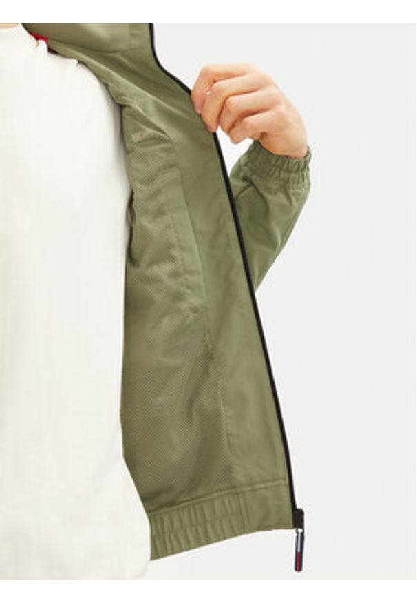 Tommy Jeans Kurtka przejściowa Essential Casual DM0DM15382 Zielony Regular Fit. Okazja: na co dzień. Kolor: zielony. Materiał: syntetyk. Styl: casual