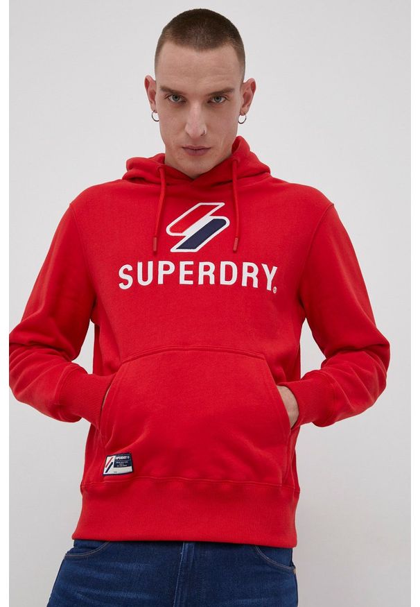 Superdry Bluza męska kolor czerwony z kapturem z aplikacją. Typ kołnierza: kaptur. Kolor: czerwony. Wzór: aplikacja