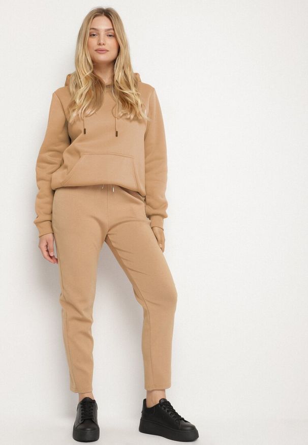 Born2be - Beżowe Spodnie Dresowe z Ozdobą z Boku Rialane. Okazja: na co dzień. Kolekcja: plus size. Kolor: beżowy. Materiał: dresówka. Wzór: aplikacja. Styl: casual, elegancki