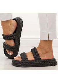 Czarne lekkie piankowe klapki damskie DiA 51-001. Okazja: na co dzień, do domu. Kolor: czarny. Materiał: tworzywo sztuczne, materiał, dresówka. Sezon: wiosna, lato. Obcas: na platformie. Styl: casual, klasyczny, sportowy #1