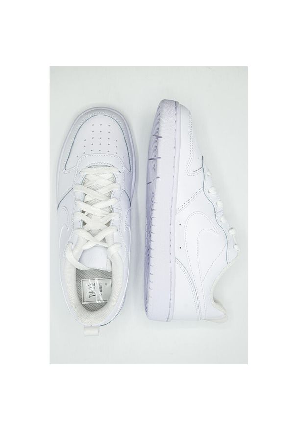 Buty do chodzenia dla dzieci Nike Court Borough Low 2 GS. Zapięcie: sznurówki. Kolor: biały. Materiał: tkanina, materiał, skóra, syntetyk. Szerokość cholewki: normalna. Model: Nike Court. Sport: turystyka piesza