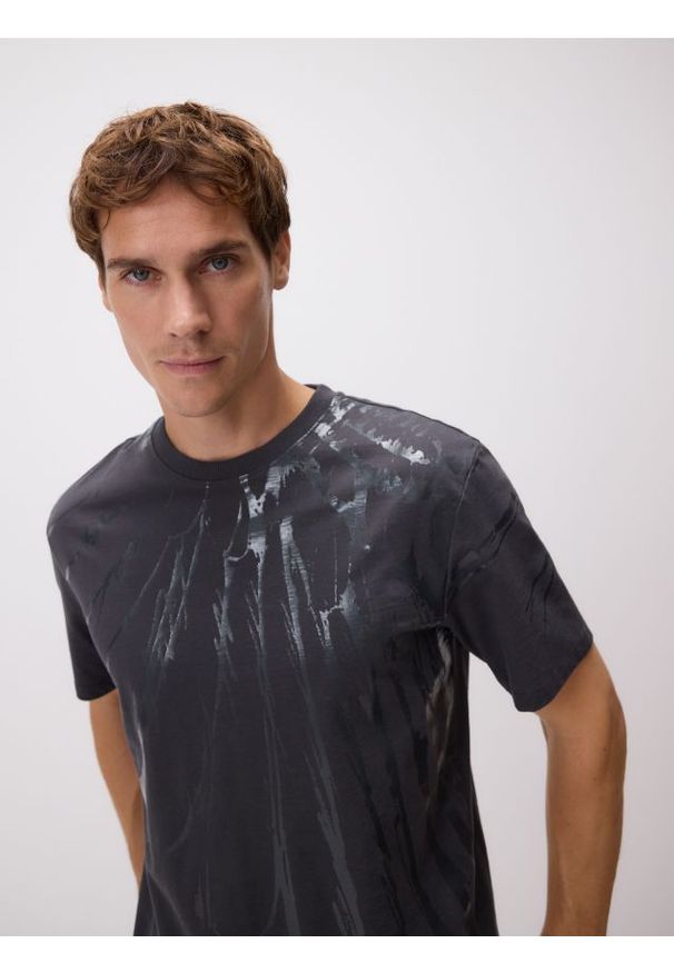 Reserved - T-shirt comfort z nadrukiem - ciemnoszary. Kolor: szary. Materiał: dzianina, bawełna. Wzór: nadruk