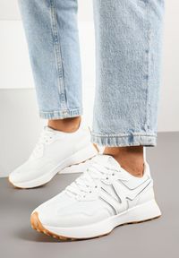 Renee - Białe Sneakersy Ozdobione Geometrycznym Motywem Zdivena. Okazja: na co dzień. Zapięcie: bez zapięcia. Kolor: biały. Materiał: jeans. Wzór: geometria, aplikacja. Sezon: lato, wiosna. Obcas: na platformie