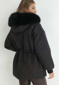 Born2be - Czarna Kurtka z Futrzanym Kapturem i Drobnym Pikowaniem Esdrage. Kolor: czarny. Materiał: futro. Wzór: jednolity. Sezon: wiosna, jesień #7