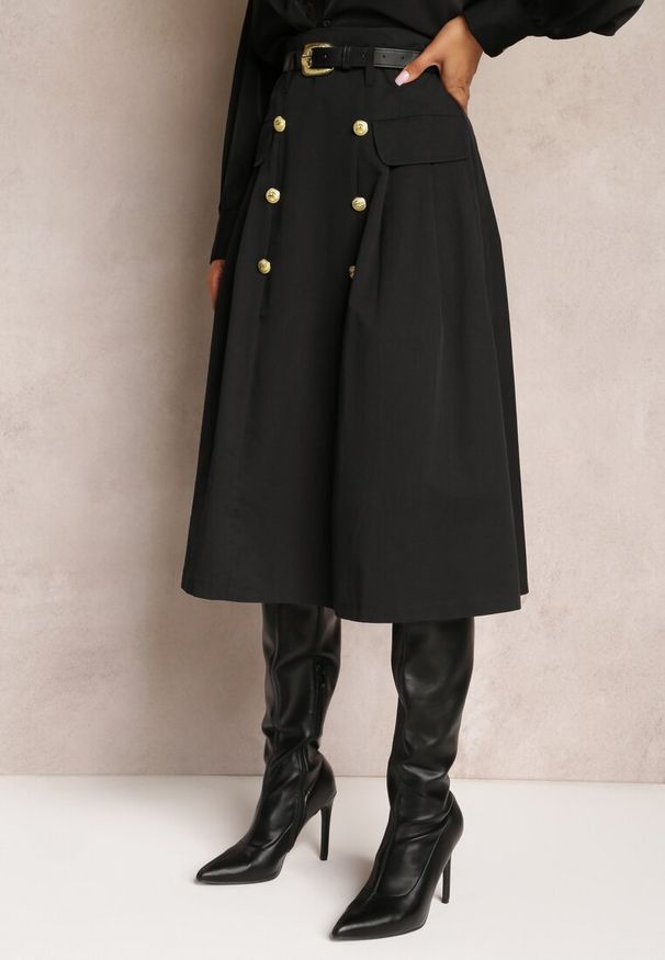 Renee - Czarna Rozkloszowana Midi Spódnica z Paskiem z Ekoskóry i Ozdobnymi Guzikami Lidias. Kolor: czarny. Wzór: jednolity