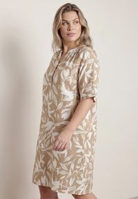 Born2be - Jasnobeżowa Pudełkowa Sukienka z Wiskozy w Roślinny Wzór z Guzikami przy Dekolcie Acosia. Okazja: na co dzień. Kolekcja: plus size. Kolor: beżowy. Materiał: wiskoza. Typ sukienki: proste, dla puszystych. Styl: elegancki, klasyczny, casual #2