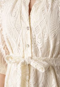 Born2be - Beżowy Koronkowa Sukienka Koszulowa o Rozkloszowanym Dole z Paskiem w Talii Nesssea. Okazja: na co dzień, do pracy. Kolor: beżowy. Materiał: koronka. Typ sukienki: koszulowe. Styl: casual, elegancki #6