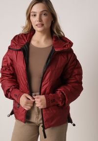 Born2be - Czerwona Przejściowa Kurtka Pikowana z Kapturem i Napisami na Rękawach Althone. Okazja: na co dzień. Typ kołnierza: kaptur. Kolor: czerwony. Materiał: poliester. Wzór: napisy. Styl: casual #6