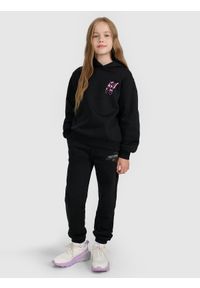 4f - 4F Spodnie dresowe joggery dziewczęce - czarne 122 (6-7 lat). Okazja: na co dzień. Kolor: czarny. Materiał: dresówka. Wzór: gładki, ze splotem. Sezon: lato. Styl: młodzieżowy, casual, sportowy #1