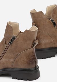 Born2be - Jasnobrązowe Asymetryczne Botki Zdobione Suwakiem i Wycięciami w Cholewce Balles. Okazja: na imprezę, na co dzień. Kolor: brązowy. Materiał: jeans. Szerokość cholewki: normalna. Wzór: aplikacja. Obcas: na obcasie. Styl: elegancki, casual, klasyczny. Wysokość obcasa: średni #4