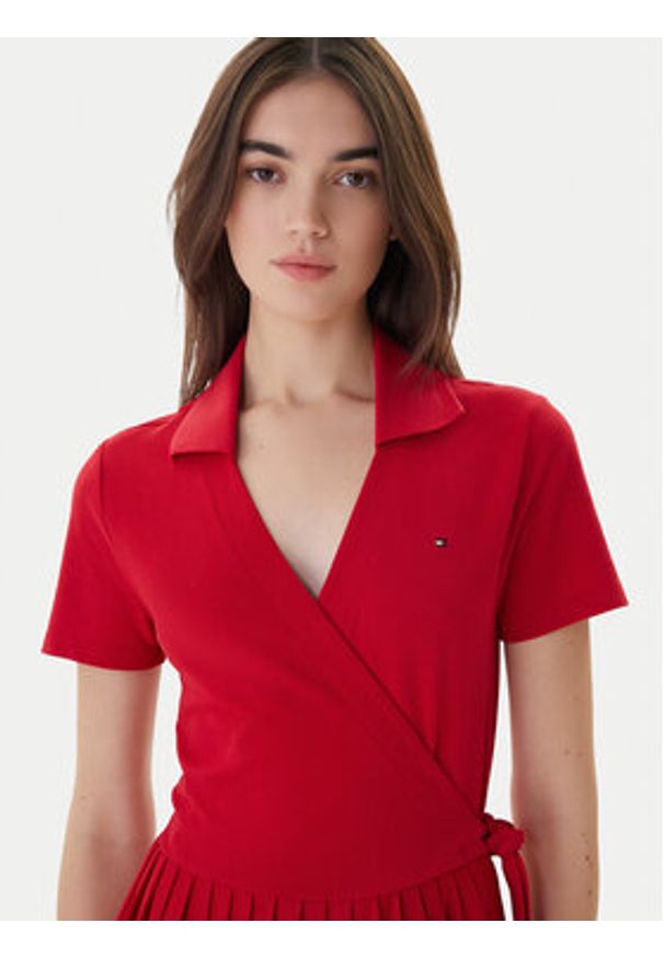 TOMMY HILFIGER - Tommy Hilfiger Sukienka codzienna 1985 WW0WW45733 Czerwony Regular Fit. Okazja: na co dzień. Kolor: czerwony. Materiał: syntetyk. Typ sukienki: proste. Styl: casual
