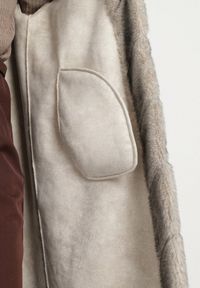 Born2be - Beżowy Długi Płaszcz Futerko z Ozdobnymi Przeszyciami i Stójką Zenima. Okazja: na co dzień. Typ kołnierza: kołnierzyk stójkowy. Kolor: beżowy. Materiał: futro. Długość: długie. Styl: klasyczny, casual, elegancki #7