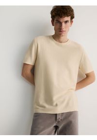 Reserved - Sweter z krótkim rękawem - złamana biel. Materiał: bawełna, dzianina. Długość rękawa: krótki rękaw. Długość: krótkie #1