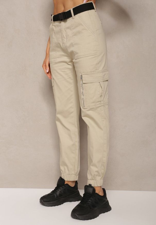 Renee - Beżowe Spodnie High Waist z Bawełny o Kroju Bojówek z Gumką na Nogawkach i PaskiemCitia. Stan: podwyższony. Kolor: beżowy. Materiał: bawełna. Styl: elegancki