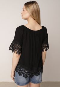 Born2be - Czarna Bluzka z Wiskozy w Stylu Boho z Koronką Sznurkami i Koralikami Dazzlebell. Okazja: na co dzień, do pracy, na spotkanie biznesowe. Kolor: czarny. Materiał: wiskoza, koronka. Wzór: koronka. Styl: boho #7
