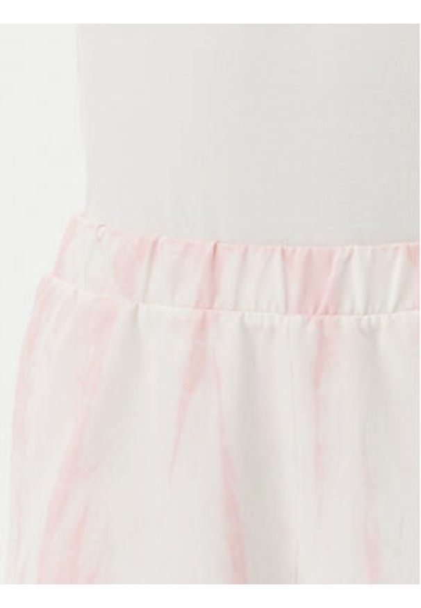 Guess Szorty sportowe V5GD11 KCRQ0 Różowy Relaxed Fit. Kolor: różowy. Materiał: bawełna
