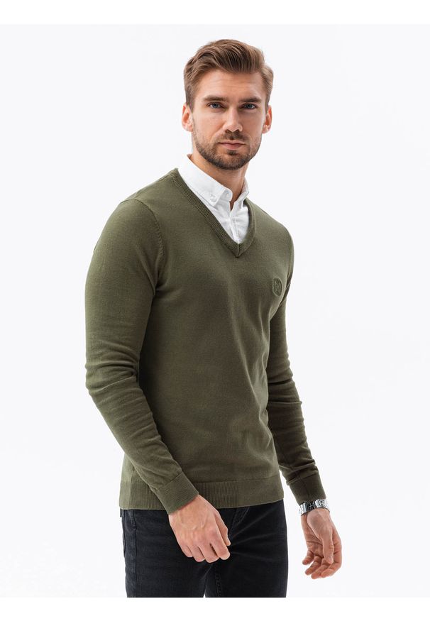 Ombre Clothing - Sweter męski z białym kołnierzykiem - oliwkowy V5. Typ kołnierza: dekolt w serek, kołnierzyk koszulowy. Kolor: oliwkowy. Materiał: bawełna, materiał, nylon. Styl: klasyczny