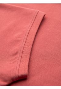Ombre Clothing - Koszulka polo z bawełnianej dzianiny pique – koralowa V6 - Rozmiar: M. Okazja: na co dzień. Typ kołnierza: polo. Kolor: pomarańczowy. Materiał: bawełna, dzianina. Długość rękawa: krótki rękaw. Długość: krótkie. Wzór: haft. Styl: casual, elegancki #7