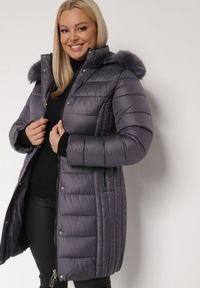 Born2be - Fioletowa Długa Kurtka Pikowana z Odpinanym Kapturem i Futerkiem Retelma. Okazja: na co dzień. Kolor: fioletowy. Materiał: futro. Długość: długie. Styl: casual #2