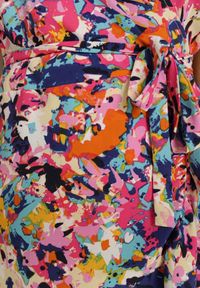 Renee - Niebiesko-Różowa Sukienka Proniphae. Kolor: niebieski. Materiał: tkanina. Długość rękawa: krótki rękaw. Wzór: aplikacja, kolorowy. Sezon: wiosna, lato. Typ sukienki: kopertowe. Styl: klasyczny. Długość: midi #2