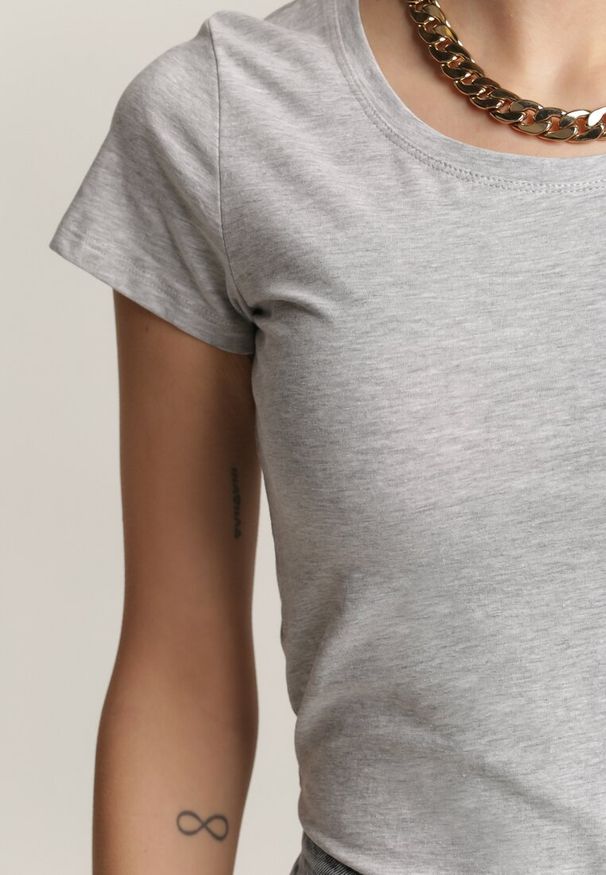Renee - Jasnoszary T-shirt Ariema. Kolor: szary. Materiał: dzianina. Długość rękawa: krótki rękaw. Długość: krótkie. Wzór: gładki