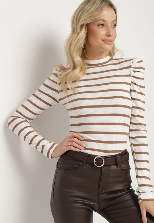 Born2be - Biało-Brązowa Prążkowana Bluzka z Bawełny w Paski z Bufiastymi Rękawami Senarion. Okazja: na co dzień, na spotkanie biznesowe. Kolor: biały. Materiał: prążkowany, bawełna. Długość rękawa: długi rękaw. Długość: długie. Wzór: paski. Styl: casual, biznesowy, elegancki