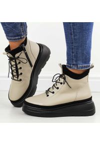 Beżowe skórzane botki damskie na platformie T.Sokolski Z24-217. Okazja: na spacer, na co dzień. Nosek buta: okrągły. Kolor: beżowy. Materiał: skóra. Szerokość cholewki: normalna. Sezon: zima, jesień. Obcas: na platformie. Styl: elegancki, casual, klasyczny #1