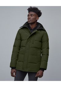 CANADA GOOSE - Zielona parka Carson. Kolor: zielony. Materiał: bawełna, poliester, materiał, futro, puch. Wzór: aplikacja. Sezon: zima, jesień. Styl: klasyczny #1