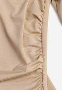 Renee - Ciemnobeżowe Body z Ozdobnym Marszczeniem Farbina. Kolor: beżowy. Długość rękawa: długi rękaw. Długość: długie. Wzór: aplikacja. Styl: klasyczny #6