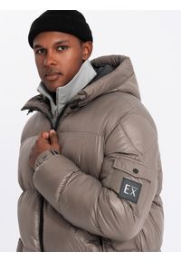 Ombre Clothing - Ciepła męska kurtka puffer ze ściągaczami – ciemnobeżowa V3 - Rozmiar: M. Okazja: na co dzień. Typ kołnierza: kaptur. Kolor: beżowy. Materiał: guma, tkanina, poliester, materiał, syntetyk, nylon. Wzór: aplikacja. Sezon: zima. Styl: casual #5
