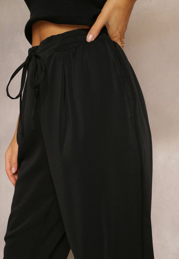 Renee - Czarne Spodnie High Waist z Gumką i Troczkiem w Pasie oraz Kieszeniami Arlettia. Stan: podwyższony. Kolor: czarny. Materiał: tkanina. Długość: długie. Wzór: jednolity